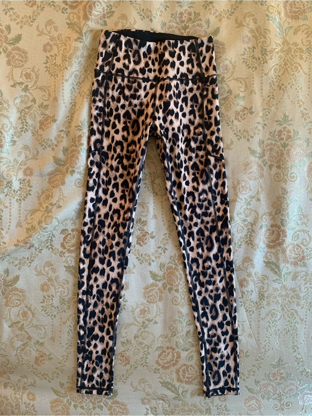 Victoria's Secret Incredible Essential Leopard Print Leggings